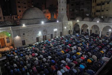 (Filistinliler Laylat el Kadir 'i Gazze' de harcadı. 18 Nisan 2023, Gazze, Filistin: Gazze 'den Filistinliler Gazze Şeridi' nin merkezindeki El-Sayyid Hashem Camii 'nde Laylat el-Kadr' ı harcadı. Filistinliler 27 Ramazan gecesi gösteri yapıyorlar.
