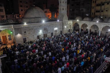 (Filistinliler Laylat el Kadir 'i Gazze' de harcadı. 18 Nisan 2023, Gazze, Filistin: Gazze 'den Filistinliler Gazze Şeridi' nin merkezindeki El-Sayyid Hashem Camii 'nde Laylat el-Kadr' ı harcadı. Filistinliler 27 Ramazan gecesi gösteri yapıyorlar.