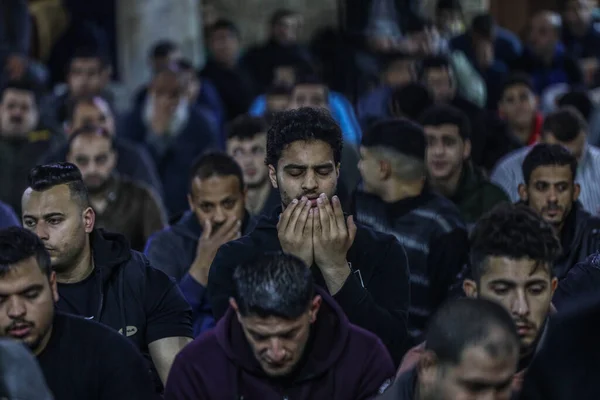 Int パレスチナ人はガザで平らなアル カドルを過ごす 2023年4月18日 パレスチナのガザ ガザのパレスチナ人は ストリップの中心部にあるアル サィード ハシム モスクで — ストック写真