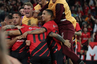 Libertadores Kupası: Athletico PR vs Atletico MG. 18 Nisan, Curitiba, Parana, Brezilya: Athletico PR ile Atletico MG arasındaki futbol maçı, 2023 Copa Libertadores 'in grup aşamasının ikinci turu için geçerli. (18) Athletico 2-1 kazandı.. 