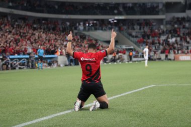 Libertadores Kupası: Athletico PR vs Atletico MG. 18 Nisan, Curitiba, Parana, Brezilya: Athletico PR ile Atletico MG arasındaki futbol maçı, 2023 Copa Libertadores 'in grup aşamasının ikinci turu için geçerli. (18) Athletico 2-1 kazandı.. 