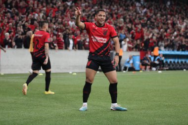 Libertadores Kupası: Athletico PR vs Atletico MG. 18 Nisan, Curitiba, Parana, Brezilya: Athletico PR ile Atletico MG arasındaki futbol maçı, 2023 Copa Libertadores 'in grup aşamasının ikinci turu için geçerli. (18) Athletico 2-1 kazandı.. 