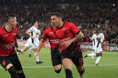 Libertadores Kupası: Athletico PR vs Atletico MG. 18 Nisan, Curitiba, Parana, Brezilya: Athletico PR ile Atletico MG arasındaki futbol maçı, 2023 Copa Libertadores 'in grup aşamasının ikinci turu için geçerli. (18) Athletico 2-1 kazandı.. 