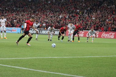 Libertadores Kupası: Athletico PR vs Atletico MG. 18 Nisan, Curitiba, Parana, Brezilya: Athletico PR ile Atletico MG arasındaki futbol maçı, 2023 Copa Libertadores 'in grup aşamasının ikinci turu için geçerli. (18) Athletico 2-1 kazandı.. 