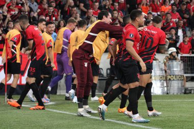 Libertadores Kupası: Athletico PR vs Atletico MG. 18 Nisan, Curitiba, Parana, Brezilya: Athletico PR ile Atletico MG arasındaki futbol maçı, 2023 Copa Libertadores 'in grup aşamasının ikinci turu için geçerli. (18) Athletico 2-1 kazandı.. 