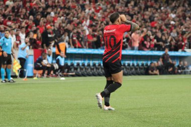 Libertadores Kupası: Athletico PR vs Atletico MG. 18 Nisan, Curitiba, Parana, Brezilya: Athletico PR ile Atletico MG arasındaki futbol maçı, 2023 Copa Libertadores 'in grup aşamasının ikinci turu için geçerli. (18) Athletico 2-1 kazandı.. 