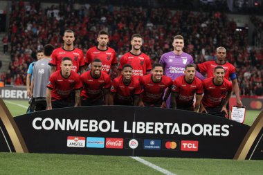 Libertadores Kupası: Athletico PR vs Atletico MG. 18 Nisan, Curitiba, Parana, Brezilya: Athletico PR ile Atletico MG arasındaki futbol maçı, 2023 Copa Libertadores 'in grup aşamasının ikinci turu için geçerli. (18) Athletico 2-1 kazandı.. 