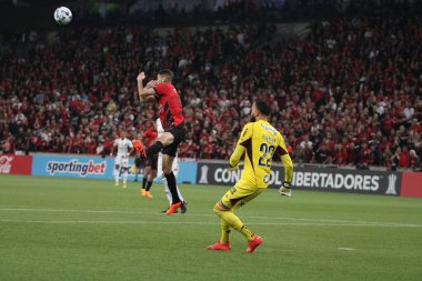 Libertadores Kupası: Athletico PR vs Atletico MG. 18 Nisan, Curitiba, Parana, Brezilya: Athletico PR ile Atletico MG arasındaki futbol maçı, 2023 Copa Libertadores 'in grup aşamasının ikinci turu için geçerli. (18) Athletico 2-1 kazandı.. 