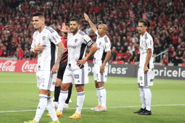 Libertadores Kupası: Athletico PR vs Atletico MG. 18 Nisan, Curitiba, Parana, Brezilya: Athletico PR ile Atletico MG arasındaki futbol maçı, 2023 Copa Libertadores 'in grup aşamasının ikinci turu için geçerli. (18) Athletico 2-1 kazandı.. 