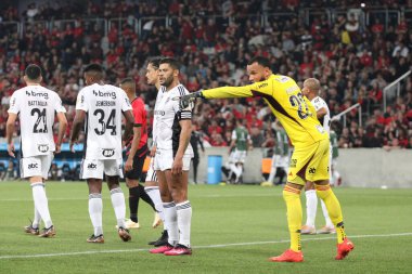 Libertadores Kupası: Athletico PR vs Atletico MG. 18 Nisan, Curitiba, Parana, Brezilya: Athletico PR ile Atletico MG arasındaki futbol maçı, 2023 Copa Libertadores 'in grup aşamasının ikinci turu için geçerli. (18) Athletico 2-1 kazandı.. 