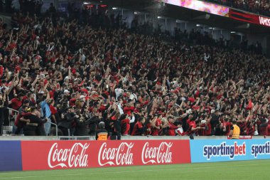 Libertadores Kupası: Athletico PR vs Atletico MG. 18 Nisan, Curitiba, Parana, Brezilya: Athletico PR ile Atletico MG arasındaki futbol maçı, 2023 Copa Libertadores 'in grup aşamasının ikinci turu için geçerli. (18) Athletico 2-1 kazandı.. 