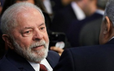 Brezilya Cumhurbaşkanı Lula valiler, belediye başkanları ve kongre üyeleriyle bir araya geldi. 18 Nisan 2023, Brasilia, Federal Bölge, Brezilya: Cumhurbaşkanı Luiz Inacio Lula da Silva valiler, belediye başkanları ve temsilcilerle bir toplantıya katıldı 