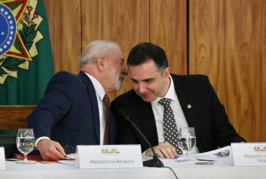 Brezilya Cumhurbaşkanı Lula valiler, belediye başkanları ve kongre üyeleriyle bir araya geldi. 18 Nisan 2023, Brasilia, Federal Bölge, Brezilya: Cumhurbaşkanı Luiz Inacio Lula da Silva valiler, belediye başkanları ve temsilcilerle bir toplantıya katıldı 