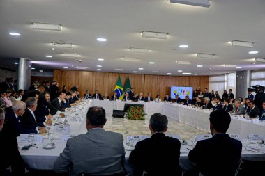 Brezilya Cumhurbaşkanı Lula valiler, belediye başkanları ve kongre üyeleriyle bir araya geldi. 18 Nisan 2023, Brasilia, Federal Bölge, Brezilya: Cumhurbaşkanı Luiz Inacio Lula da Silva valiler, belediye başkanları ve temsilcilerle bir toplantıya katıldı 