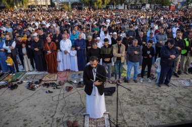 Gazze 'de Kurban Bayramı namazı. 21 Nisan 2023, Gazze, Filistin: Gazze 'deki Filistinliler Gazze Şeridi' nin merkezindeki Saraya Meydanı 'nda Kurban namazını kıldılar.