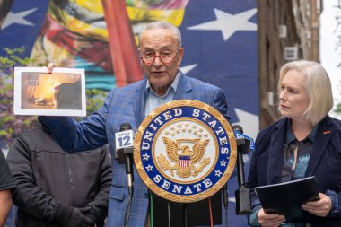 Senatör Schumer CPSC 'den e-motorlarda ve e-scooterlarda kullanılan lityum-ion piller için güvenlik standardı uygulamasını istedi. 23 Nisan 2023, New York, ABD: Senato Çoğunluk Lideri, ABD Senatör Chuck Schumer (D-NY) 