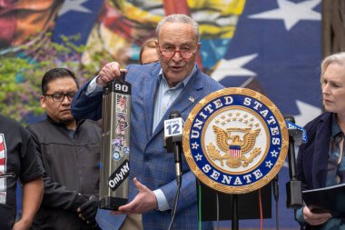 Senatör Schumer CPSC 'den e-motorlarda ve e-scooterlarda kullanılan lityum-ion piller için güvenlik standardı uygulamasını istedi. 23 Nisan 2023, New York, ABD: Senato Çoğunluk Lideri, ABD Senatör Chuck Schumer (D-NY) 