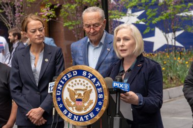 Senatör Schumer CPSC 'den e-motorlarda ve e-scooterlarda kullanılan lityum-ion piller için güvenlik standardı uygulamasını istedi. 23 Nisan 2023, New York, ABD: Senato Çoğunluk Lideri, ABD Senatör Chuck Schumer (D-NY) 