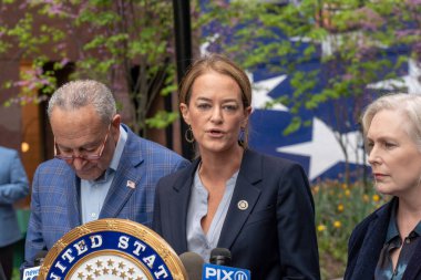 Senatör Schumer CPSC 'den e-motorlarda ve e-scooterlarda kullanılan lityum-ion piller için güvenlik standardı uygulamasını istedi. 23 Nisan 2023, New York, ABD: Senato Çoğunluk Lideri, ABD Senatör Chuck Schumer (D-NY) 