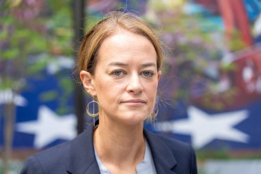 Senatör Schumer CPSC 'den e-motorlarda ve e-scooterlarda kullanılan lityum-ion piller için güvenlik standardı uygulamasını istedi. 23 Nisan 2023, New York, ABD: Senato Çoğunluk Lideri, ABD Senatör Chuck Schumer (D-NY) 