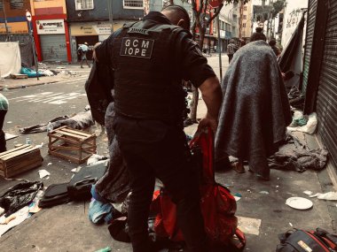 (Sao Paulo 'nun merkez bölgesinde elektronik mağazaları soygunu. 23 Nisan 2023. Sao Paulo, Brezilya: Cracolandia 'dan uyuşturucu kullanıcıları Rua dos Gusmoes köşesindeki bir bilgisayar dükkanını işgal ettiler