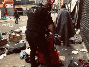 (Sao Paulo 'nun merkez bölgesinde elektronik mağazaları soygunu. 23 Nisan 2023. Sao Paulo, Brezilya: Cracolandia 'dan uyuşturucu kullanıcıları Rua dos Gusmoes köşesindeki bir bilgisayar dükkanını işgal ettiler