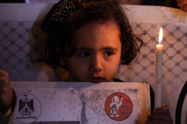 (Ulusal ve İslami Güçler Mahkumlar Komitesi ve Ulusal Esaret Hareketi, Gazze Şeridi 'nin merkezinde mahkumlar için bir destek standı düzenliyor. 23 Nisan 2023, Gazze, Filistin