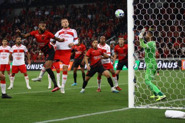 Brezilya Futbol Kupası: Athletico PR vs CRB. 25 Nisan 2023, Curitiba, Parana, Brezilya: Athletico Paranaense 'nin takımı CRB' ye karşı kazandıkları galibiyet ve sınıflandırmayı 3. aşama için geçerli penaltılarla kutluyor.