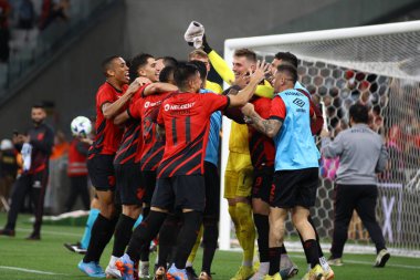 Brezilya Futbol Kupası: Athletico PR vs CRB. 25 Nisan 2023, Curitiba, Parana, Brezilya: Athletico Paranaense 'nin takımı CRB' ye karşı kazandıkları galibiyet ve sınıflandırmayı 3. aşama için geçerli penaltılarla kutluyor.