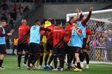 Brezilya Futbol Kupası: Athletico PR vs CRB. 25 Nisan 2023, Curitiba, Parana, Brezilya: Athletico Paranaense 'nin takımı CRB' ye karşı kazandıkları galibiyet ve sınıflandırmayı 3. aşama için geçerli penaltılarla kutluyor.