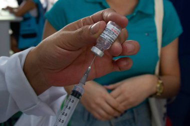 Rio 'da Pfizer Bivalent ile COVID-19' a karşı aşı uygulamasının genişletilmesi. 25 Nisan 2023, Rio de Janeiro, Brezilya Belediye Sağlık Departmanı, Pfizer 'a karşı aşıların uygulanmasını genişletiyor. 