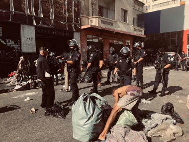 Sao Paulo 'daki Cracolandia sokaklarında temizlik operasyonu. 25 Nisan 2023. Sao Paulo, Brezilya: Rua Conselheiro Nebias ve Rua Guaianazes 'teki Sao Paulo' nun merkez bölgesinde belediye polisi Cracolandia 'yı temizledi