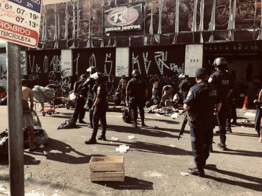 Sao Paulo 'daki Cracolandia sokaklarında temizlik operasyonu. 25 Nisan 2023. Sao Paulo, Brezilya: Rua Conselheiro Nebias ve Rua Guaianazes 'teki Sao Paulo' nun merkez bölgesinde belediye polisi Cracolandia 'yı temizledi