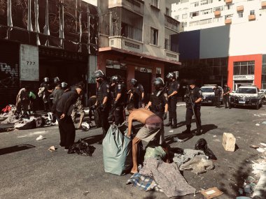 Sao Paulo 'daki Cracolandia sokaklarında temizlik operasyonu. 25 Nisan 2023. Sao Paulo, Brezilya: Rua Conselheiro Nebias ve Rua Guaianazes 'teki Sao Paulo' nun merkez bölgesinde belediye polisi Cracolandia 'yı temizledi