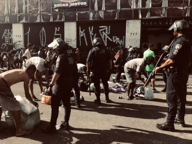 Sao Paulo 'daki Cracolandia sokaklarında temizlik operasyonu. 25 Nisan 2023. Sao Paulo, Brezilya: Rua Conselheiro Nebias ve Rua Guaianazes 'teki Sao Paulo' nun merkez bölgesinde belediye polisi Cracolandia 'yı temizledi