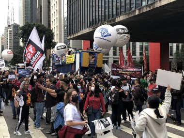 Öğretmenler Sao Paulo 'da protesto yapıyor. 26 Nisan 2023, Sao Paulo, Brezilya: Apeoesp (Sao Paulo Eyaleti Resmi Eğitim Öğretmenleri Birliği) devlet eğitim ağından ulusal eğitim grevine öğretmenlerin bağlılığını gösterdi.