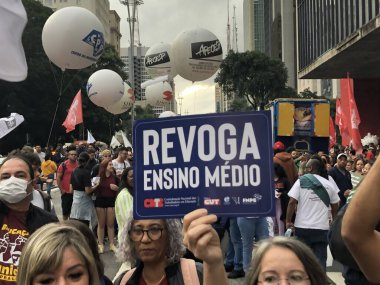 Öğretmenler Sao Paulo 'da protesto yapıyor. 26 Nisan 2023, Sao Paulo, Brezilya: Apeoesp (Sao Paulo Eyaleti Resmi Eğitim Öğretmenleri Birliği) devlet eğitim ağından ulusal eğitim grevine öğretmenlerin bağlılığını gösterdi.