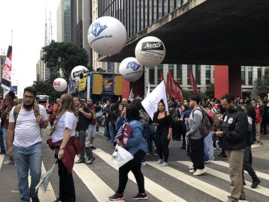 Öğretmenler Sao Paulo 'da protesto yapıyor. 26 Nisan 2023, Sao Paulo, Brezilya: Apeoesp (Sao Paulo Eyaleti Resmi Eğitim Öğretmenleri Birliği) devlet eğitim ağından ulusal eğitim grevine öğretmenlerin bağlılığını gösterdi.