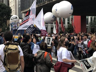 Öğretmenler Sao Paulo 'da protesto yapıyor. 26 Nisan 2023, Sao Paulo, Brezilya: Apeoesp (Sao Paulo Eyaleti Resmi Eğitim Öğretmenleri Birliği) devlet eğitim ağından ulusal eğitim grevine öğretmenlerin bağlılığını gösterdi.
