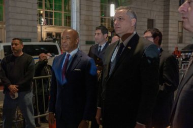 Belediye Başkanı Adams, İsrail için bayrak kaldırma töreninde tazminat bildiriyor. 26 Nisan 2023, New York, New York, ABD: New York Belediye Başkanı Eric Adams ve İsrail 'in İsrail Başkonsolosu 