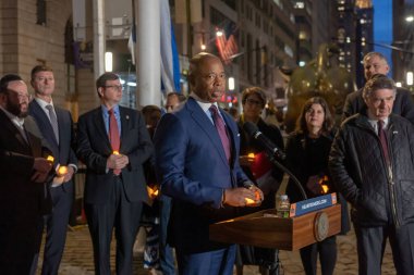 Belediye Başkanı Adams, İsrail için bayrak kaldırma töreninde tazminat bildiriyor. 26 Nisan 2023, New York, New York, ABD: New York Belediye Başkanı Eric Adams, İsrail 'in Bowling Green Park' taki bayrak kaldırma töreninde bir konuşma yaptı 