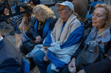 Belediye Başkanı Adams, İsrail için bayrak kaldırma töreninde tazminat bildiriyor. 26 Nisan 2023, New York, New York, ABD: İsrail 'in 75. Bağımsızlık Günü' nü kutlarken İsrail bayraklı kadınlar Bowling Green Park 'ta İsrail bayrağı dikme törenine katıldı 