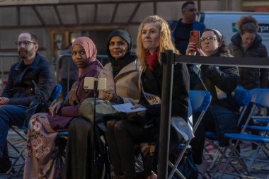 Belediye Başkanı Adams, İsrail için bayrak kaldırma töreninde tazminat bildiriyor. 26 Nisan 2023, New York, New York, ABD: İsrail 75. bağımsızlık gününü kutlarken İsrail 'in Bowling Green Park' taki bayrak kaldırma törenine katılan kadınlar 