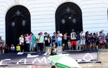 Rio de Janeiro 'da sokak satıcıları protesto etti. 27 Nisan 2023, Rio de Janeiro, Brezilya: Sokak satıcıları Perşembe günü Rio de Janeiro 'daki belediye binasının önünde protesto gösterisi düzenledi.).