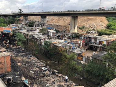 Sao Paulo 'daki Favelas' ta yangın. 27 Nisan 2023. Sao Paulo, Brezilya: Sao Paulo (SP), 04 / 27 / 2023 Perşembe günü erken saatlerde Sao Paulo 'nun doğu bölgesindeki Pau Queimado gecekondularında meydana gelen büyük bir yangın onlarca ahşap barakayı tahrip etti..