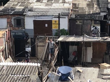 Sao Paulo 'daki Favelas' ta yangın. 27 Nisan 2023. Sao Paulo, Brezilya: Sao Paulo (SP), 04 / 27 / 2023 Perşembe günü erken saatlerde Sao Paulo 'nun doğu bölgesindeki Pau Queimado gecekondularında meydana gelen büyük bir yangın onlarca ahşap barakayı tahrip etti..