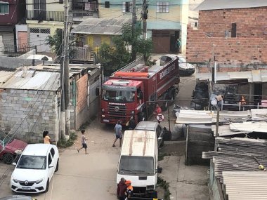 Sao Paulo 'daki Favelas' ta yangın. 27 Nisan 2023. Sao Paulo, Brezilya: Sao Paulo (SP), 04 / 27 / 2023 Perşembe günü erken saatlerde Sao Paulo 'nun doğu bölgesindeki Pau Queimado gecekondularında meydana gelen büyük bir yangın onlarca ahşap barakayı tahrip etti..