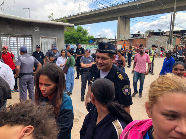 Мэр города Сан-Паулу - Рикардо Нуньес посещает сожжённый район. 27 апреля 2023 года. Сан-Паулу, Бразилия: Мэр Сан-Паулу Рикардо Нунес (MDB) посещает место, где пожар уничтожил десятки деревянных хижин в четверг (27))