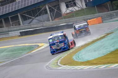 Sao Paulo 'da bir polis kamyonu. 28 Nisan 2023, Sao Paulo, Brezilya: Sao Paulo 'da 28 Nisan Cuma sabahı Interlagos pistinde Copa Truck' un ikinci aşaması için ücretsiz antrenman oturumlarının görüntüsü.