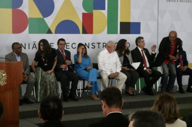 Planalto Sarayı 'nda seremoni ve Kamu Hizmetlerini Düzenleme Tasarısı. 28 Nisan 2023. Brasilia, Federal Bölge, Brezilya: Brezilya Cumhurbaşkanı Luiz Inacio Lula da Silva, tasarıyı onaylamak için düzenlenen bir etkinlikte (PL) 